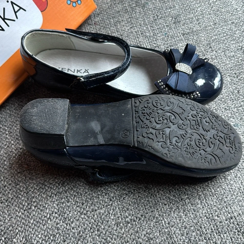 Kids shoes. Size 34